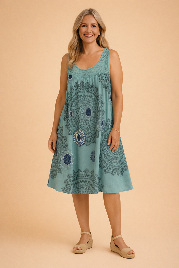 Stilvolles Freizeitkleid: Modernes ärmelloses Damenkleid mit elegantem Schnitt, perfekt für Gartenpartys oder Stadtbummel.