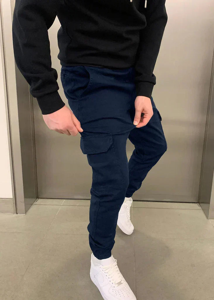 Moderne Herren Cargo-Jogginghose mit Bündchen am Bein und funktionalen Cargotaschen. Sehr bequem und stylisch.