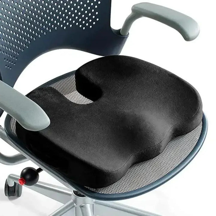 Orthopädisches Sitzkissen aus Memoryschaum für ergonomisches Sitzen & Rückenstütze.