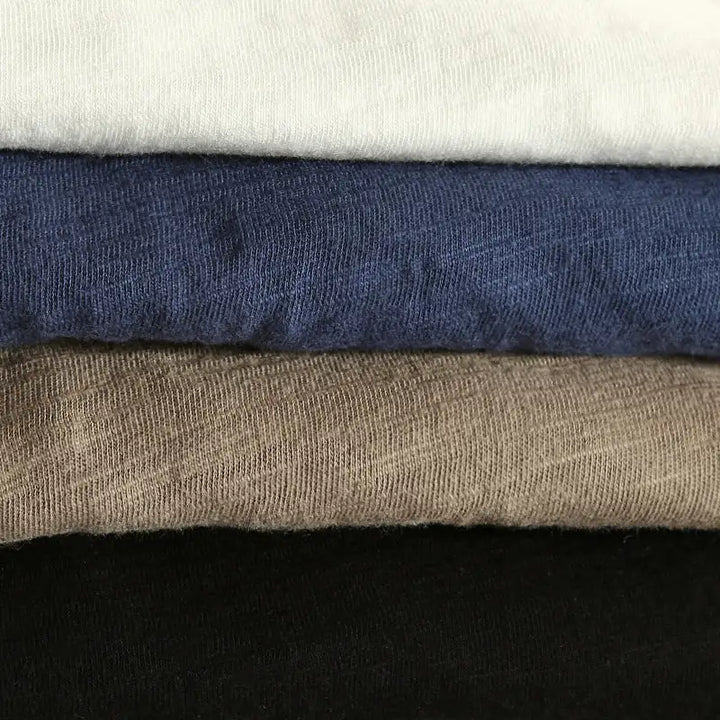 Komfortables Herren V-Ausschnitt Langarmshirt. Perfekt für den täglichen Gebrauch, in Weiß erhältlich.