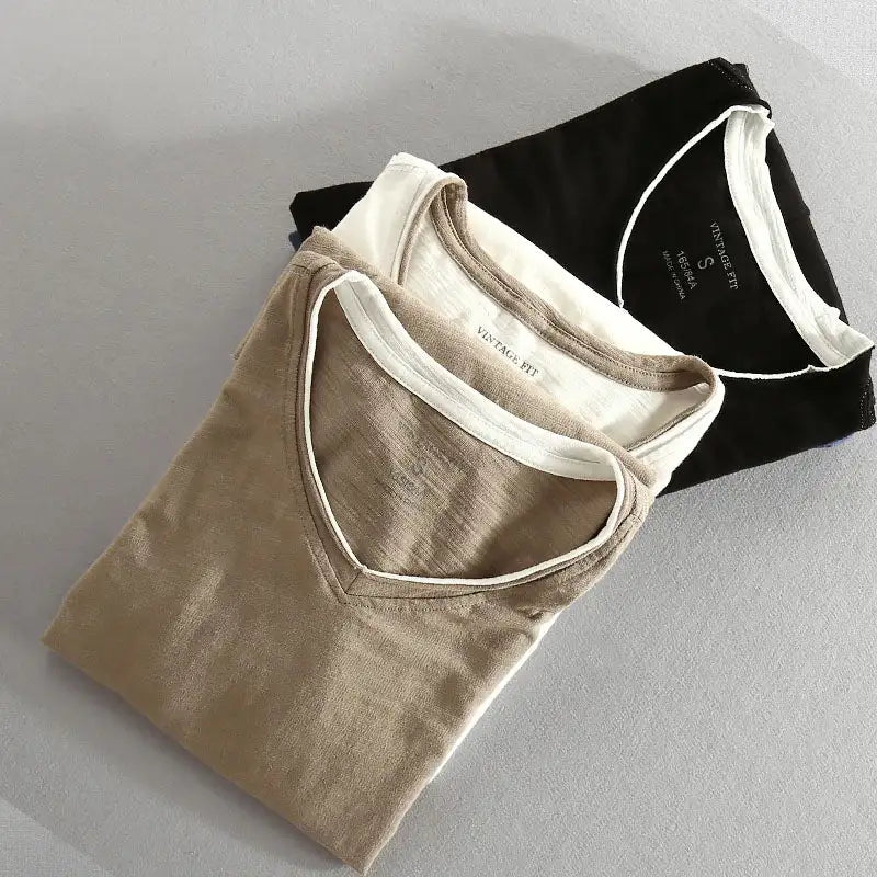 Herren Langarmshirt V-Ausschnitt für Freizeit. Bietet Komfort & Stil, ideal als Alltags-Basic.