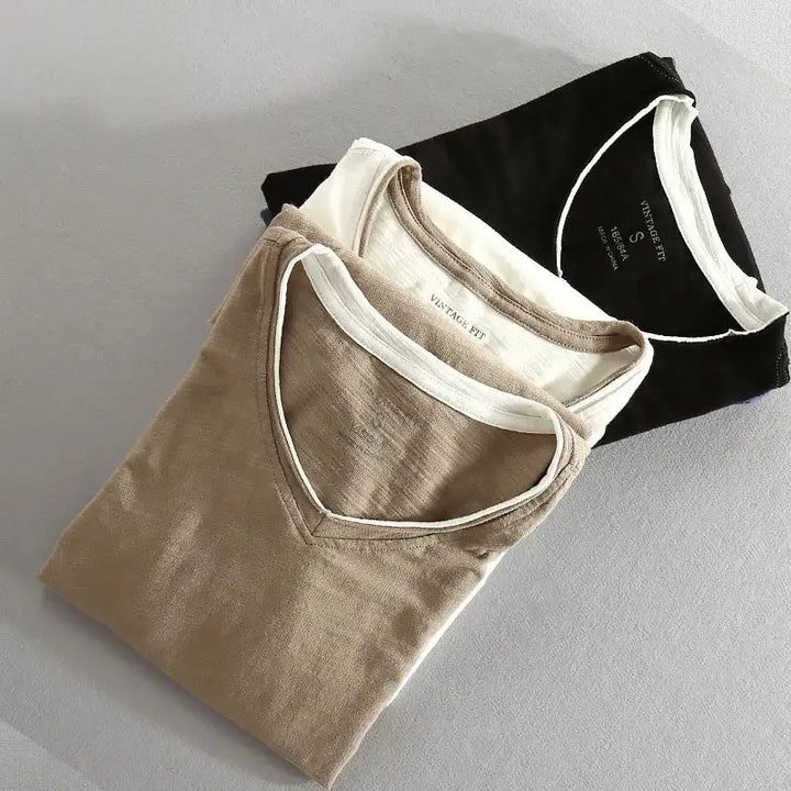 Herren Langarmshirt V-Ausschnitt für Freizeit. Bietet Komfort & Stil, ideal als Alltags-Basic.