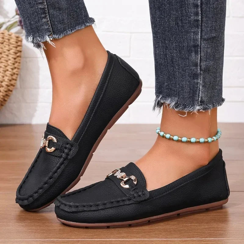 Stilvolle Damen Loafer, ideal für elegante Sommer-Outfits; bequeme Slip-Ons mit Schmetterlings-Applikation.