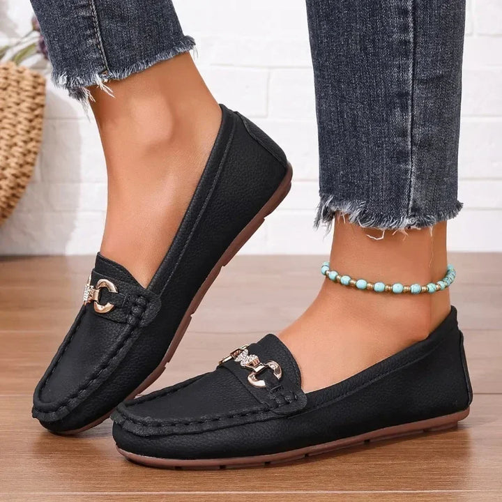 Stilvolle Damen Loafer, ideal für elegante Sommer-Outfits; bequeme Slip-Ons mit Schmetterlings-Applikation.