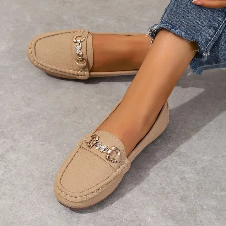 Frauenschuhe: bequeme, gepolsterte Sommer Loafer mit elegantem Schmetterlings-Detail. Perfekt für Sie.