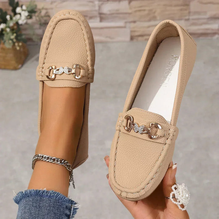 Detailansicht des eleganten Schmetterlings-Details auf den bequemen Damen Sommer Loafern.