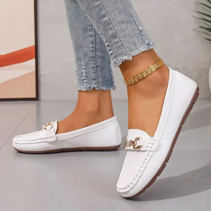 Seitenansicht der flachen, orthopädischen Damen Loafer; optimaler Komfort für lange Sommertage.