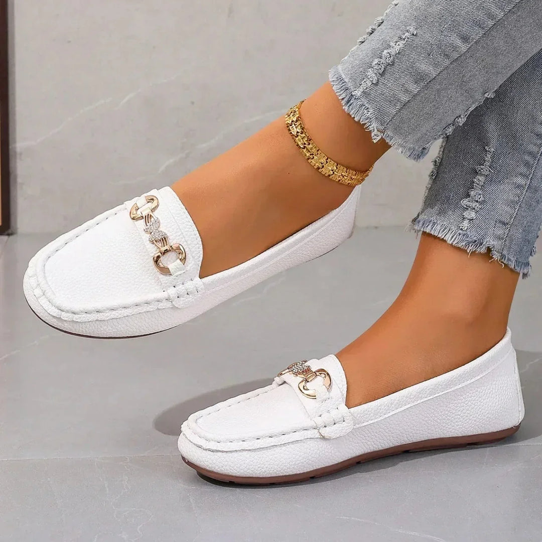 Vorderansicht der eleganten Damen Sommer Loafer mit Schmetterling; stilvolle Alltags-Slip-Ons.
