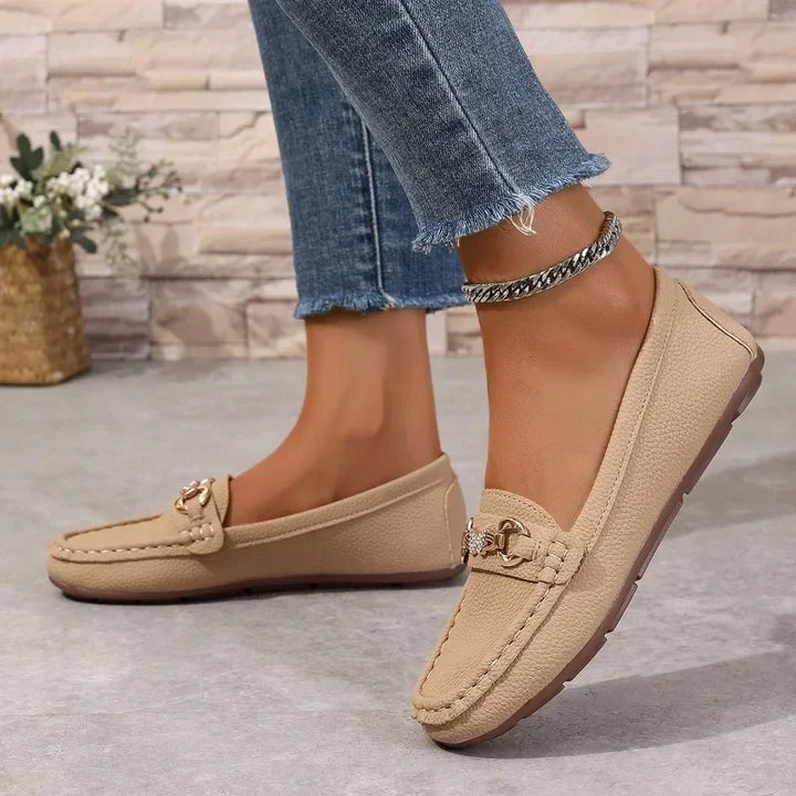 Damen Sommer Loafer mit elegantem Schmetterlings-Detail; bequeme, flache Slip-Ons für den Alltag.