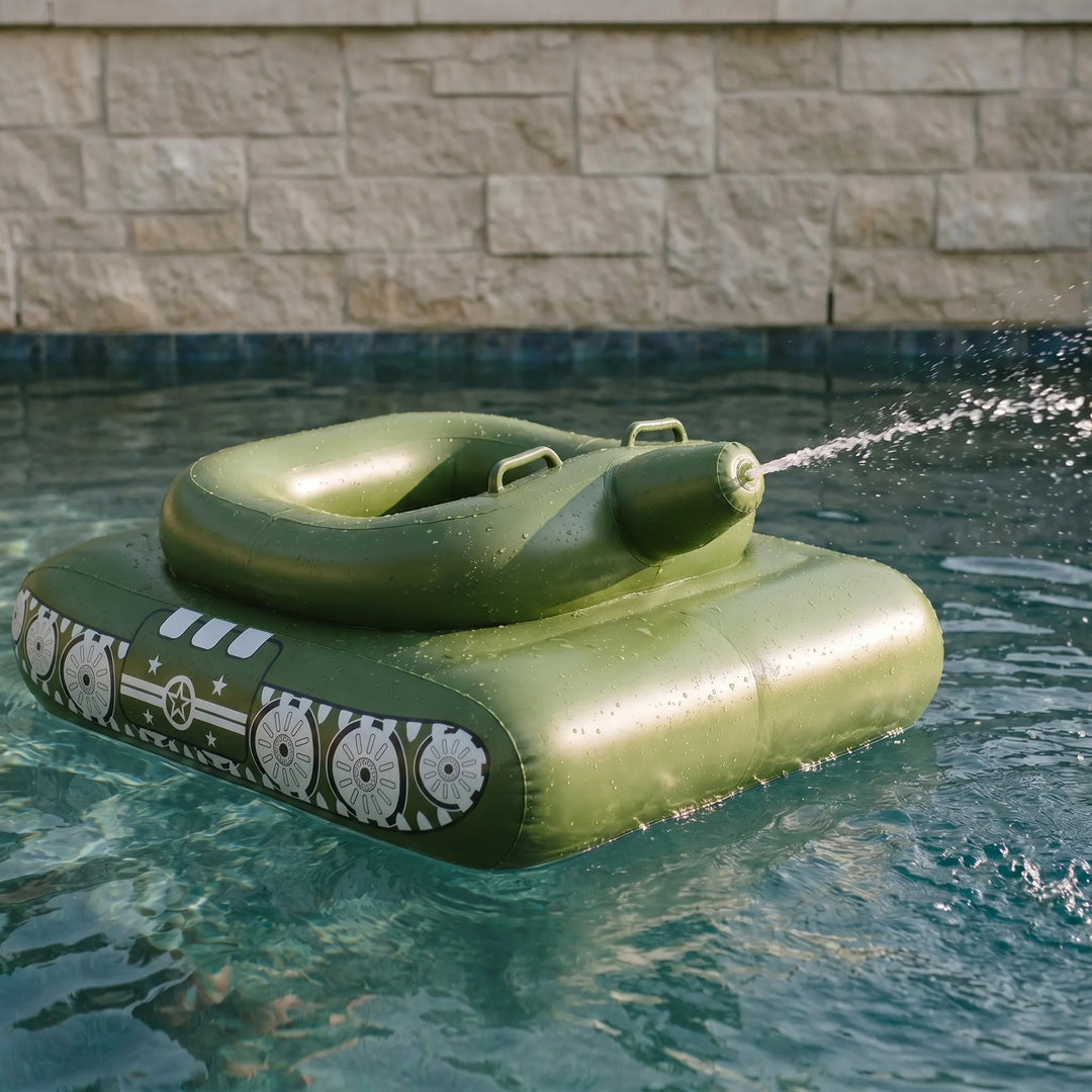 Aufblasbares Panzer-Wasserspielzeug mit Wasserkanone für Sommerspaß im Pool und aufblasbarer Freizeitspaß.