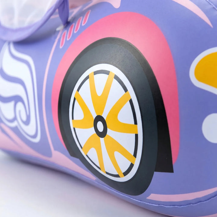 Detailaufnahme: Aufblasbares Kinderboot mit interaktivem Lenkrad, Hupe & UV-Sonnenschutzdach für Kleinkinder.