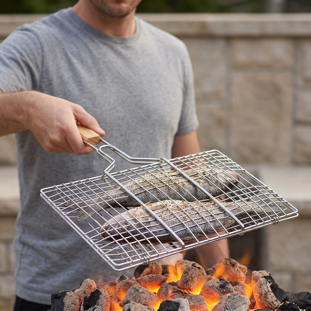 Klappbarer Grillkorb aus Metall zum Wenden von Gemüse, Fisch & Fleisch. Perfektes Grillzubehör für BBQ.