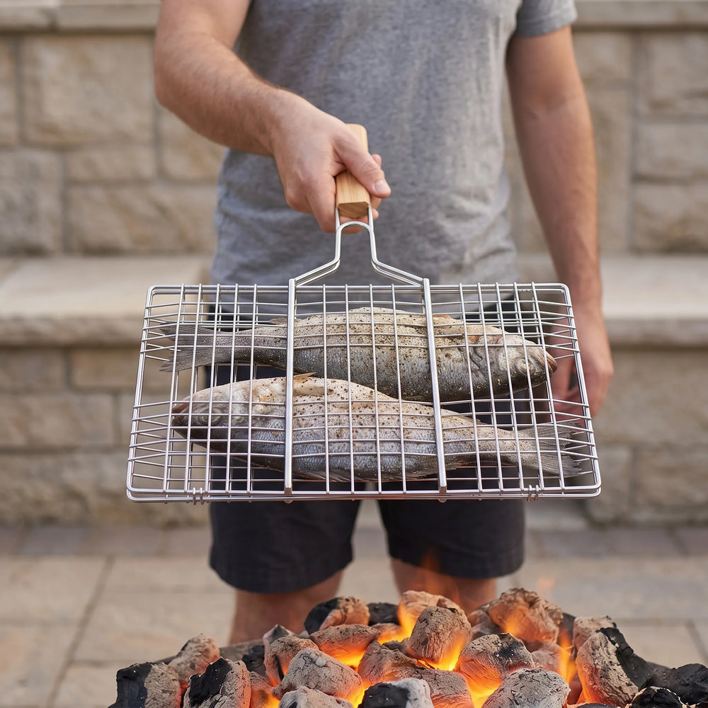 Grillkorb klappbar für einfaches Wenden von Fisch, Garnelen & Gemüse. Ideal für Outdoor-Grillen & Barbecue.