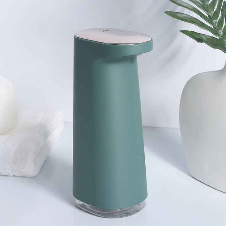 Eleganter rosa HygioFoam Seifenspender, berührungslos mit Akku, ein praktisches Wohnaccessoire für das Bad.
