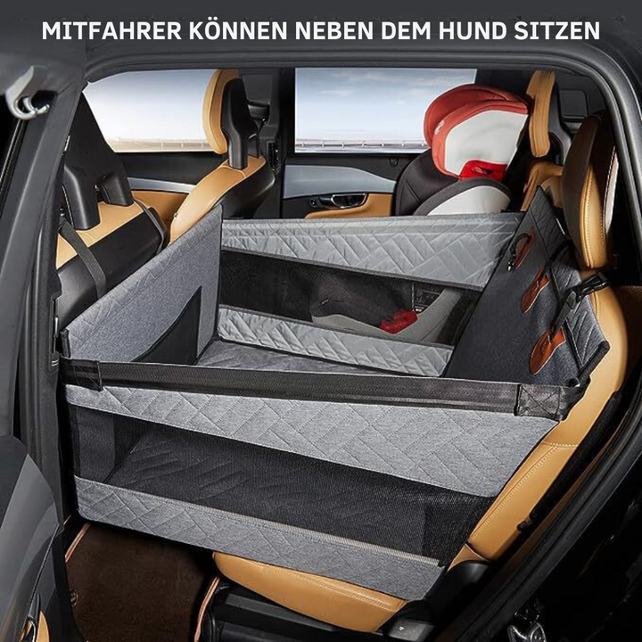 Hund im Auto auf dem sicheren Autositzschutz, bietet Komfort & Schutz vor Kratzern auf der Rückbank.