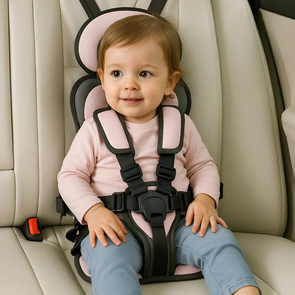 Sicherer Kinder-Autositz mit 5-Punkt-Gurt und waschbarem Bezug, bereit für jedes Abenteuer.