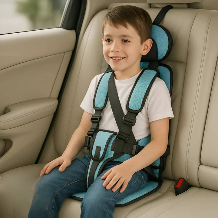 Innovativer Reisesitz, tragbar, mit verstellbarem 5-Punkt-Gurt für wachsende Kinder.