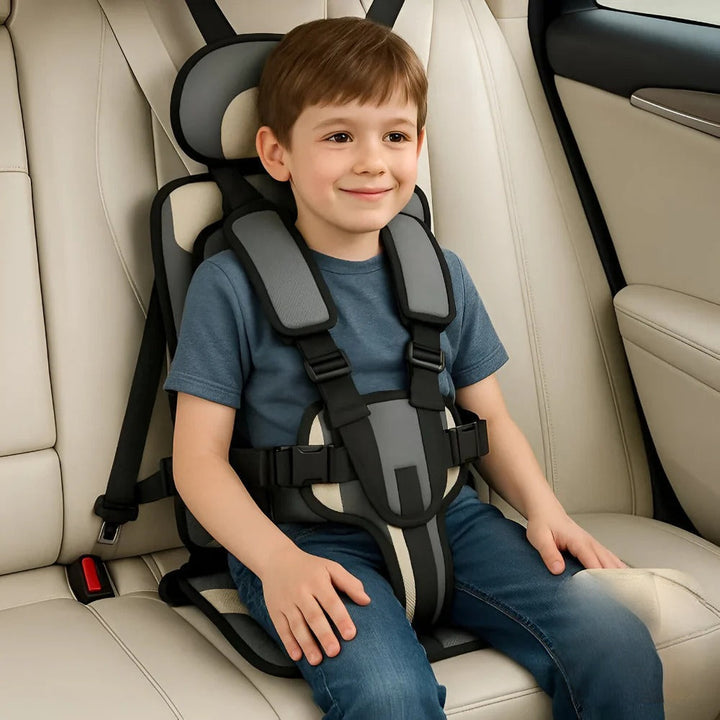 Moderner Autositz für Kinder mit praktischem, waschbarem Bezug; perfekt für unterwegs.