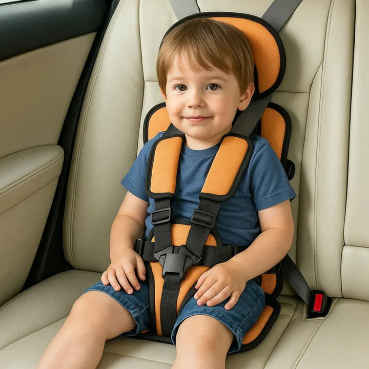 Vielseitiger Reise-Kindersitz mit robustem 5-Punkt-Gurt für maximale Sicherheit.