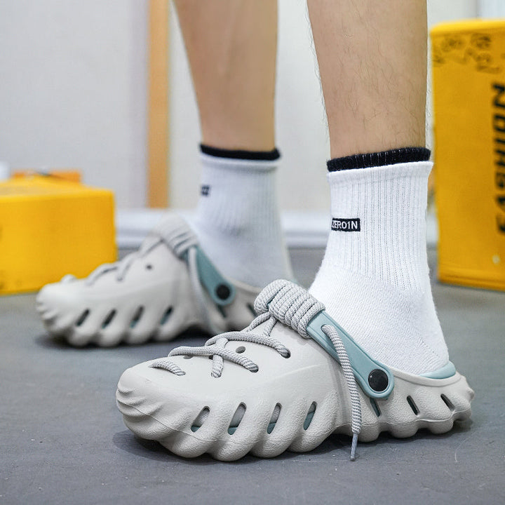 Herren Pantoffeln im Clog-Stil, mit Schnürung, verstellbar für individuellen Sitz.