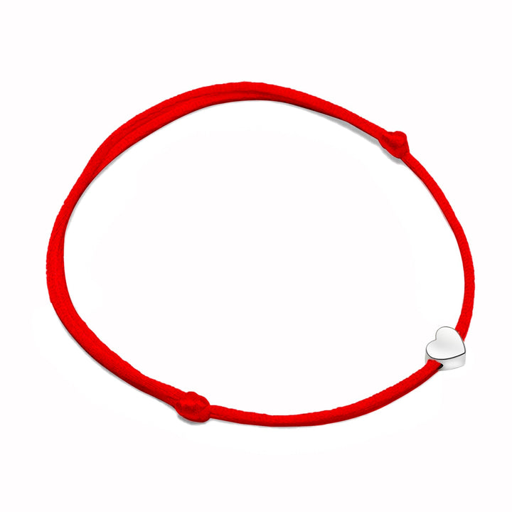 Nahaufnahme: Elegantes Herz Armband für Damen; feiner verstellbarer Schmuck mit stilvollem Herz-Design in Gold.