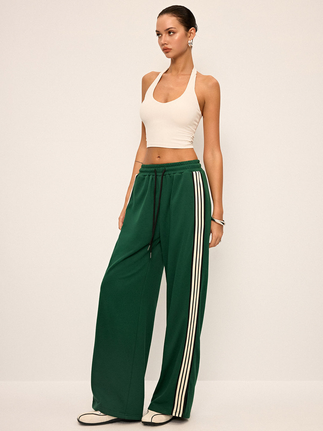 Moderne Damen Sweatpants mit extra weitem Bein und modischen Kontraststreifen, Gummibund.