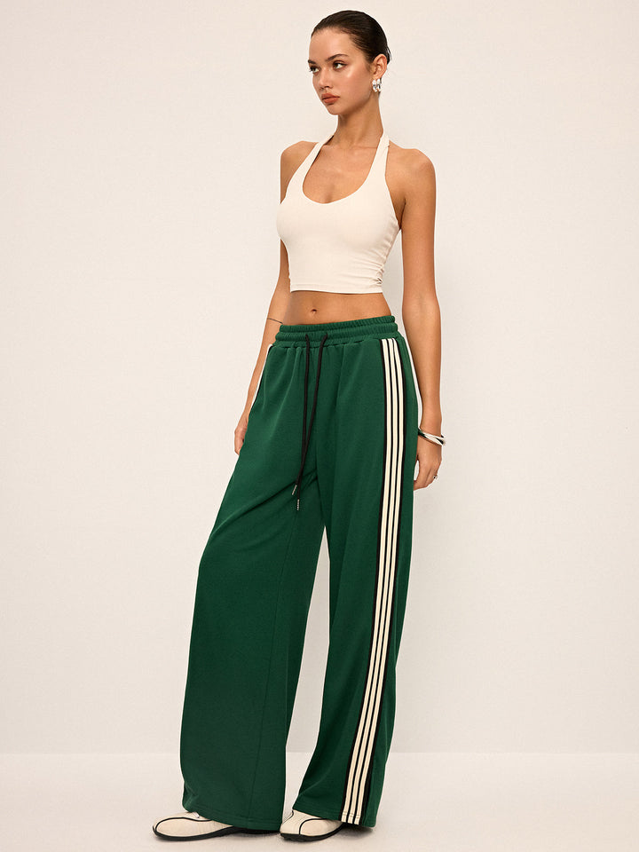 Moderne Damen Sweatpants mit extra weitem Bein und modischen Kontraststreifen, Gummibund.