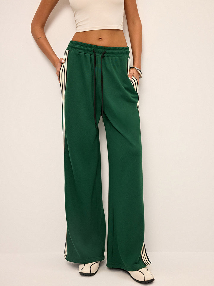 Sportliche Damen Freizeithose mit weitem Bein, Kontraststreifen & bequemem Gummibund. Alltags-Look.