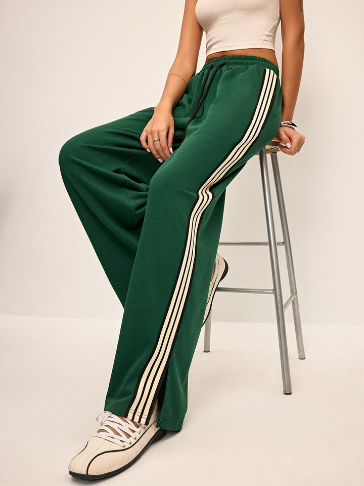 Damen Wide-Leg Jogginghose mit stylischen Kontraststreifen und elastischem Bund. Zuri Fashion Komfort.