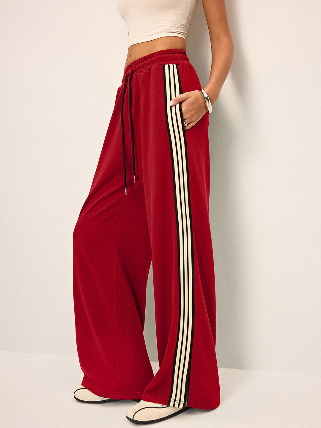 Streetwear Damen Freizeithose weites Bein, Kontraststreifen & elastischer Bund. Lässig & bequem.