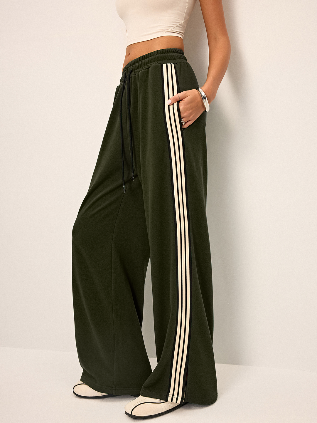 Komfortable Damen Jogginghose mit weitem Bein, Kontraststreifen und elastischem Bund. Zuri Fashion.
