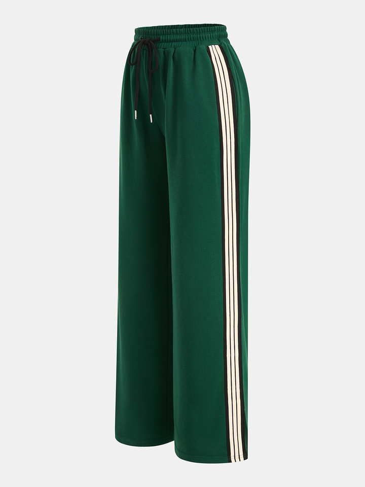 Elegante Damen Sweatpants, weites Bein, Kontraststreifen und elastischer Bund. Bequem und modern.