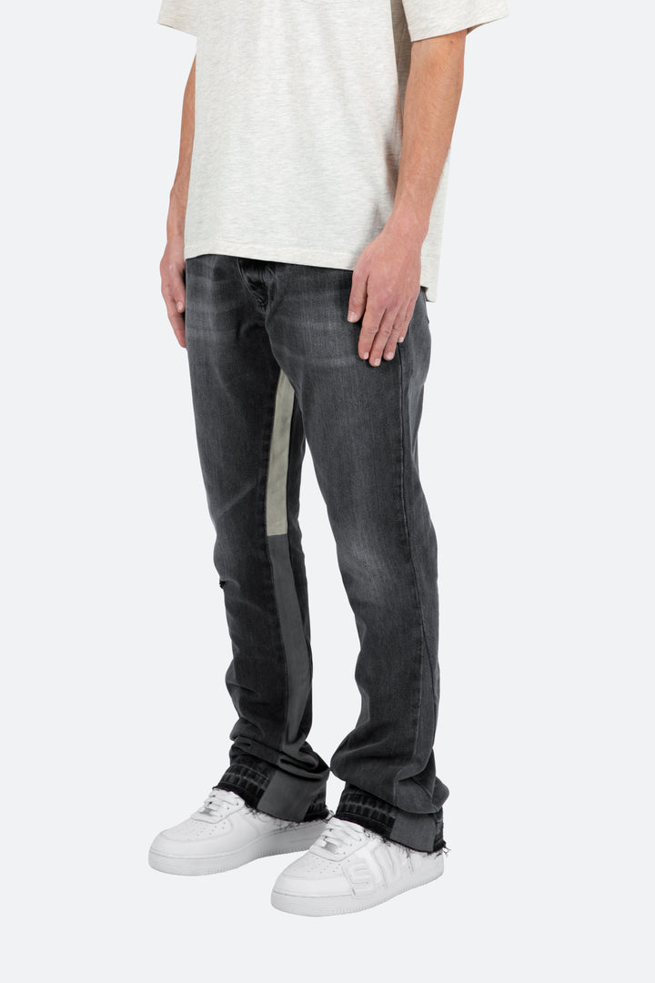 Moderne Herren-Denim-Schlaghose in Schwarz mit markantem Washed-Look und eleganten Kontrasteinsätzen; Statement-Hose.
