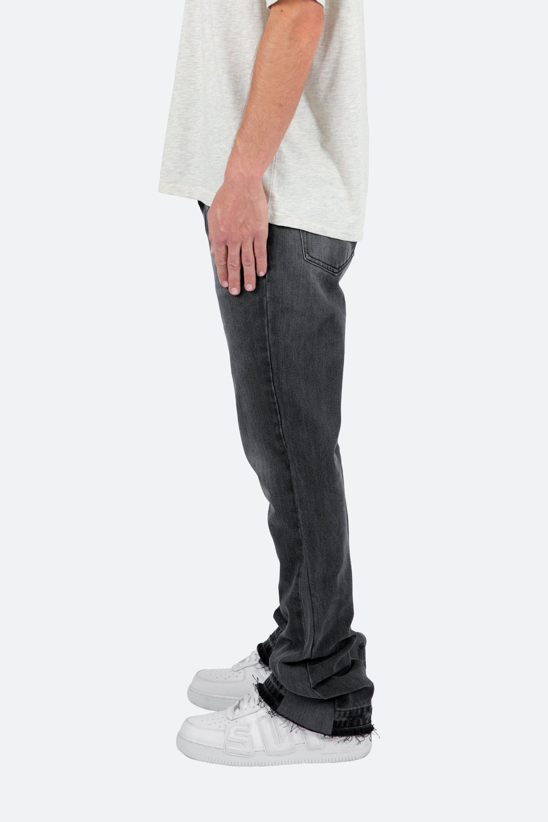 Coole Herren-Freizeithose: Schwarze Bootcut-Jeans mit modischem Washed-Look und raffinierten Kontrastdetails.