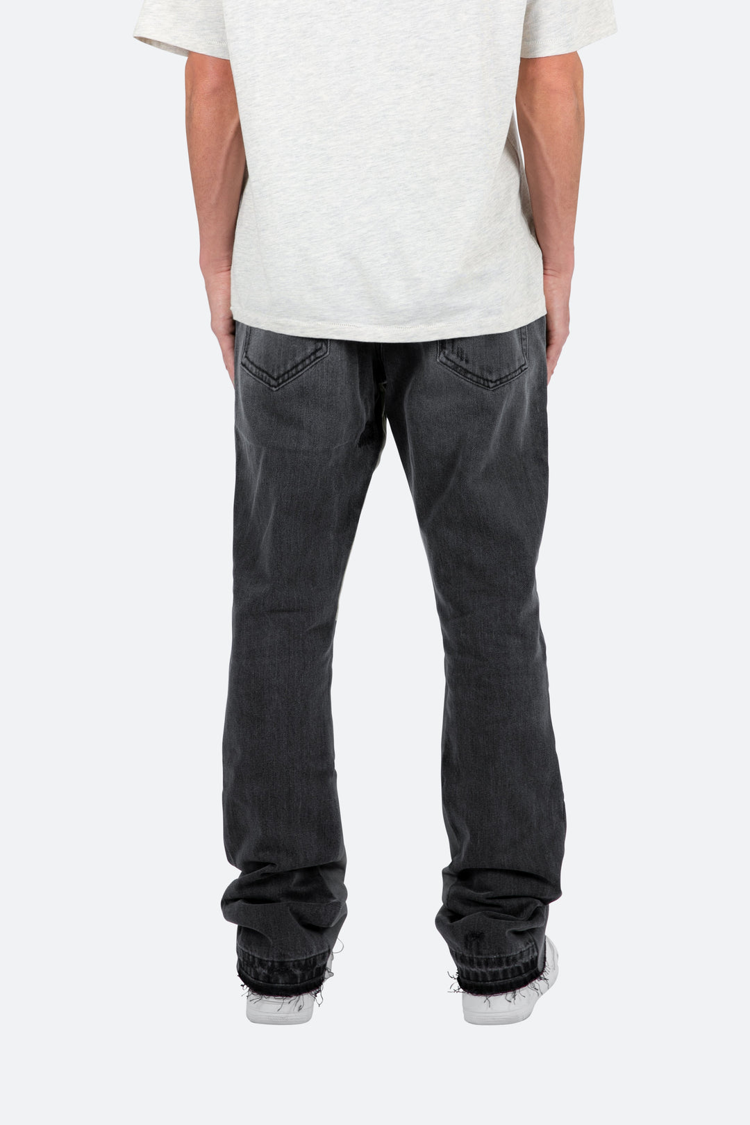 Detailreiche Herren-Schlaghose in Schwarz, mit auffälligem Washed-Look und modernen Kontrasteinsätzen; top Herrenmode.
