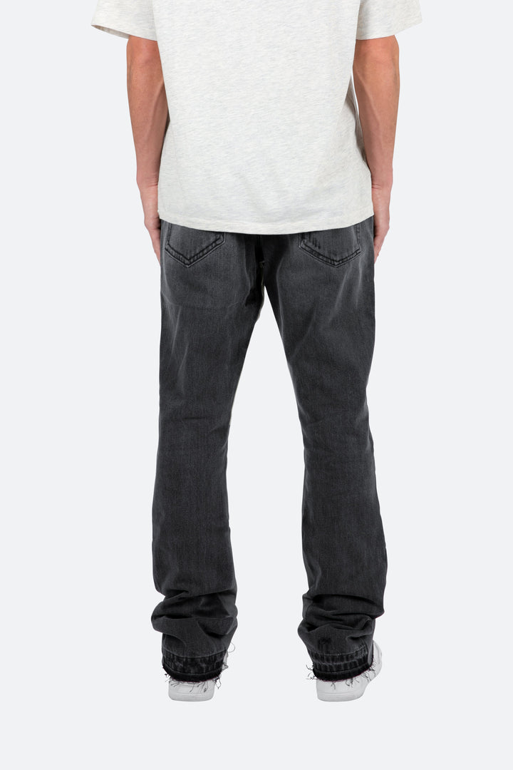 Detailreiche Herren-Schlaghose in Schwarz, mit auffälligem Washed-Look und modernen Kontrasteinsätzen; top Herrenmode.