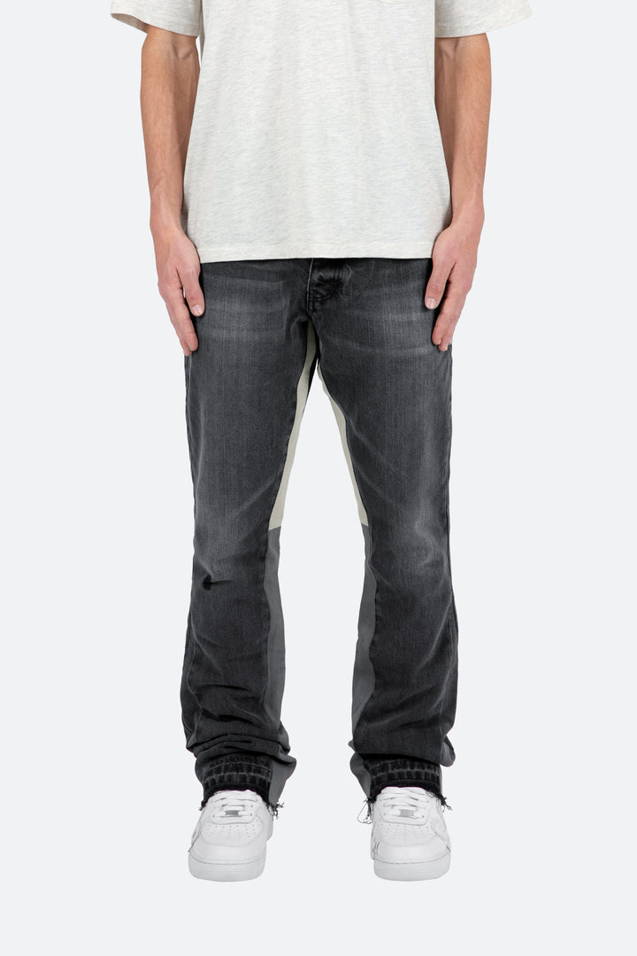 Stilvolle Herren Bootcut Denim-Hose in Schwarz mit ausgeprägtem Washed-Look und modischen Kontrastdetails.
