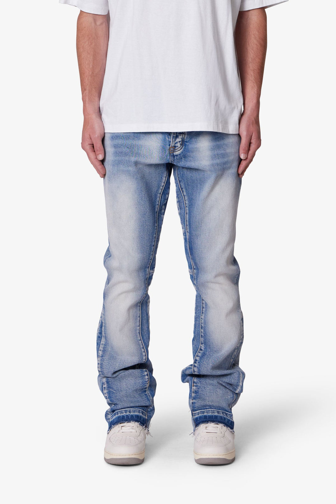 Schmal geschnittene Herren Schlaghose im Bootcut Stil, bequeme Denim für den Alltag.