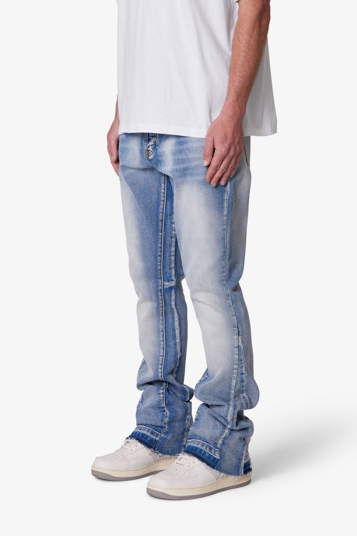 Trendige Herren Bootcut Jeans, schmal geschnitten, blaue Denim mit leicht ausgestelltem Bein.