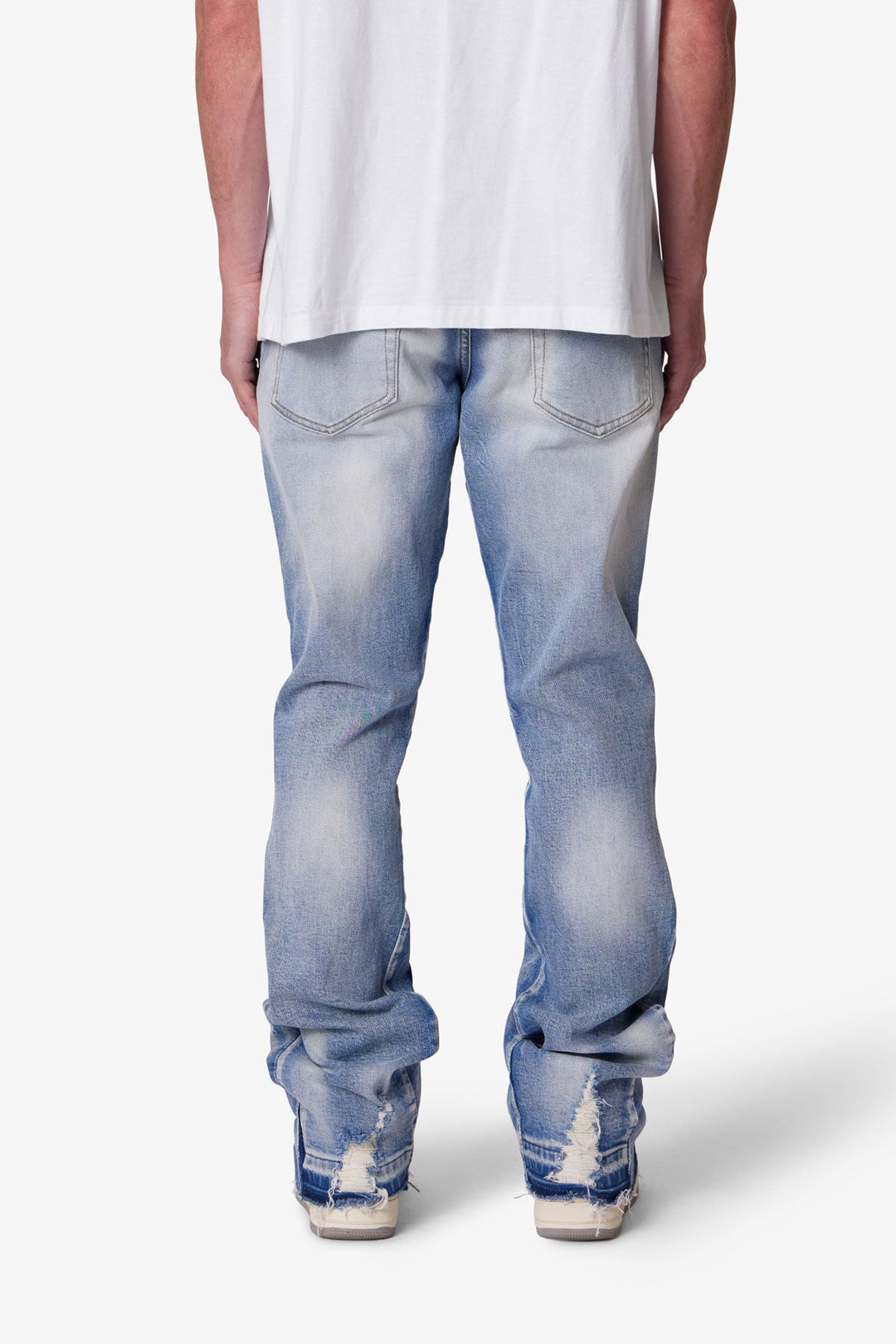 Blaue Denim Schlaghose für Herren, schmale Passform, moderner Bootcut Stil für Casual Looks.