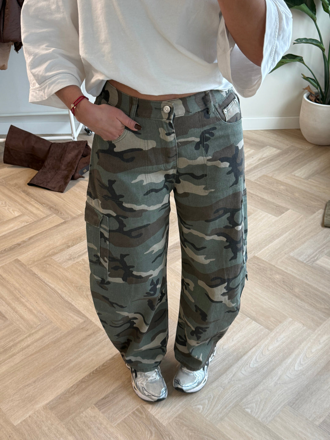Bequeme Damen Cargo-Jeans Camouflage mit Stretchbund. Eine vielseitige Freizeithose für jeden Tag.