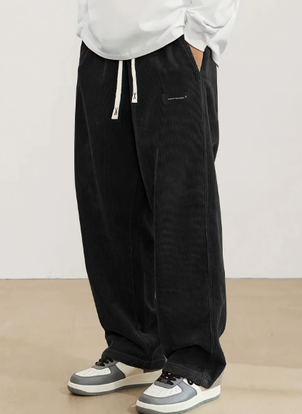 Bequeme Herrenhose mit weitem Bein und elastischem Bund für den Alltag; ideal für Freizeitaktivitäten.