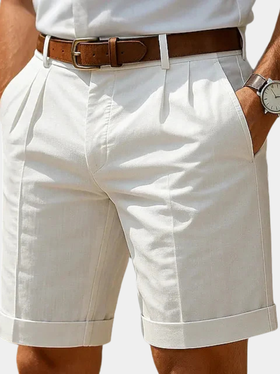 Detailaufnahme: Elegante Herren Luxus Bermuda Shorts mit feinen Falten. Hochwertiger, atmungsaktiver Stoff für den Sommer.