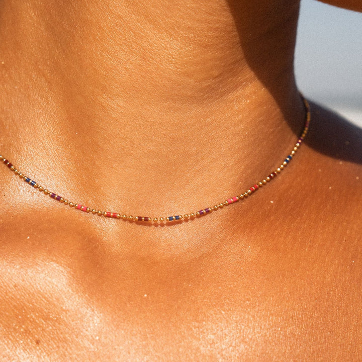 Eleganter Gold Choker mit bunten Regenbogenperlen, wasserfeste Damenhalskette.