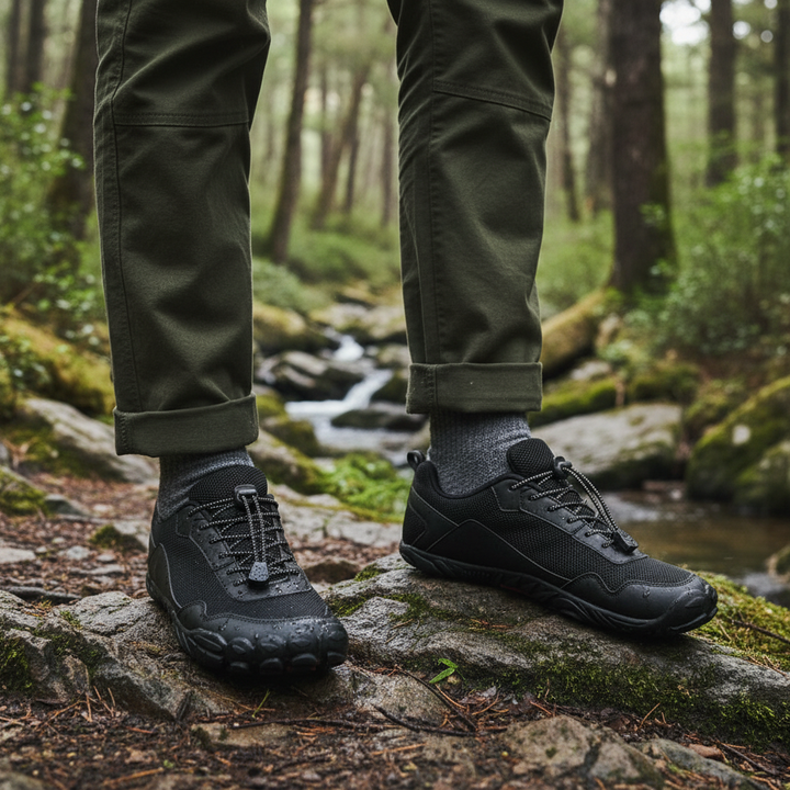 Minimalistische Unisex Barfuß-Laufschuhe, schwarz, atmungsaktiv und flexibel für Damen und Herren.