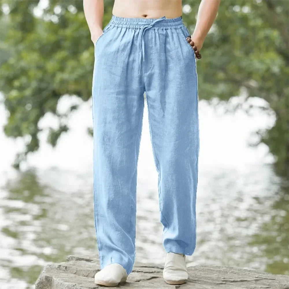 Lässige beige Herren-Sommerhose mit weitem Bein & bequemem Elastikbund. Ideal für entspannte Tage.