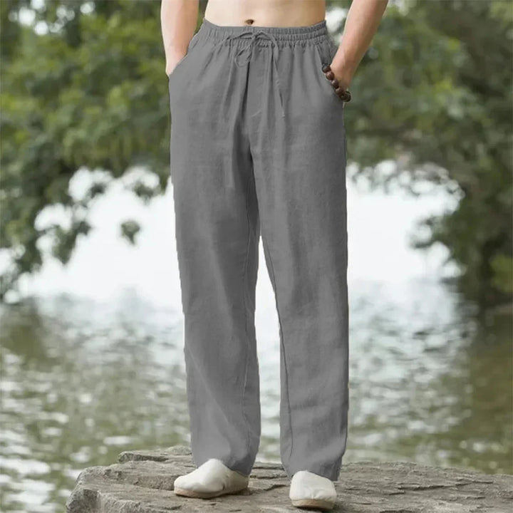Atmungsaktive beige Herrenhose weites Bein, Elastikbund. Perfekte Freizeithose für den Sommer, sehr bequem.