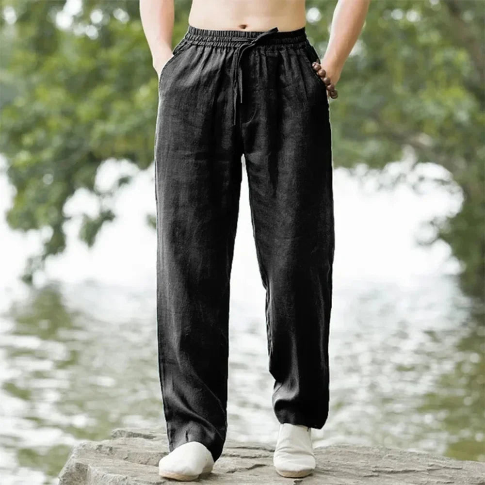 Detail: Stoff der beigen Herrenhose weites Bein, Elastikbund. Atmungsaktive, bequeme Sommerhose.