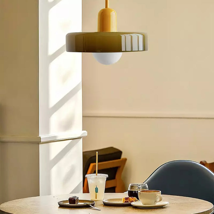 Innenraumbeleuchtung: Bauhaus-Pendelleuchte, Buntglas-Elemente, modern & einstellbar.