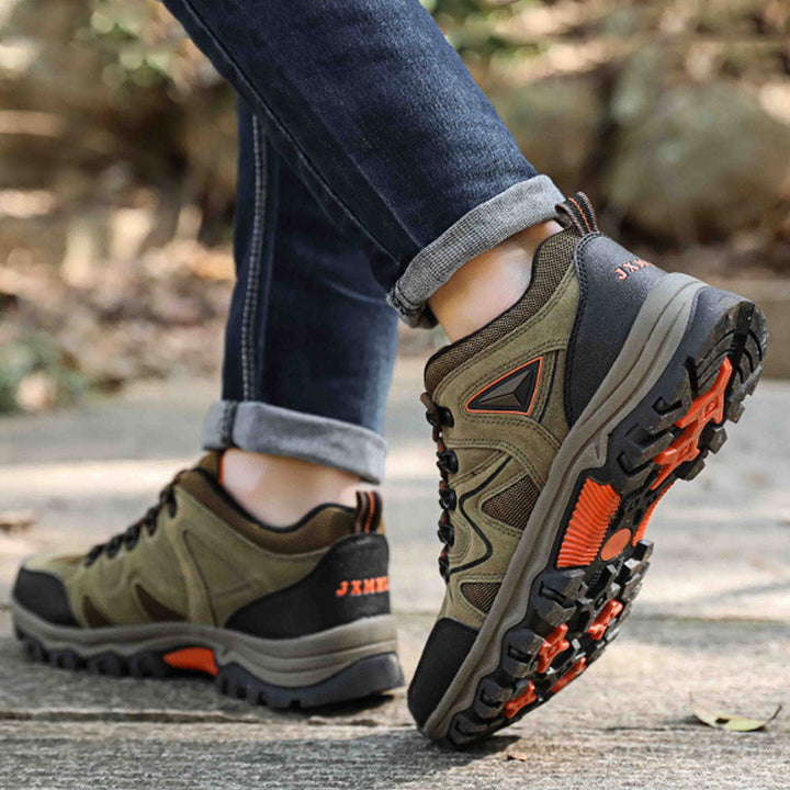 Vorderansicht der stabilen Herren Wanderstiefel mit verstärkter Zehenkappe für optimalen Schutz.